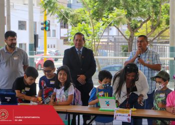 Alumnos del taller de “Robótica Educativa” del Capítulo de Ingeniería Electrónica presentaron sus prototipos en la ceremonia de clausura