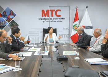 El decano Roque Benavides Ganoza y miembros de la Comisión de Transporte del CIP-CDLima se reunieron con Paola Lazarte, titular del MTC