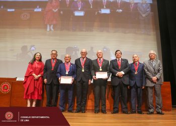 El Ing. CIP Roque Benavides, decano del CIP-CDLima, presidió la sesión solemne por el Día del Ingeniero Peruano