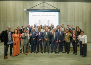 La Ing. CIP María del Carmen Ponce, decana nacional, y el Ing. CIP César Torres Chung, presidente del Capítulo de Ingeniería Civil del CIP-CDLima, participaron en la firma del “Pacto por una Vivienda Digna”