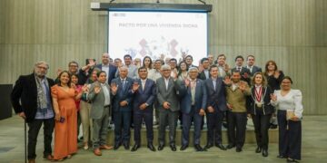La Ing. CIP María del Carmen Ponce, decana nacional, y el Ing. CIP César Torres Chung, presidente del Capítulo de Ingeniería Civil del CIP-CDLima, participaron en la firma del “Pacto por una Vivienda Digna”