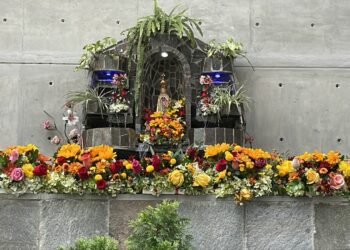El Capítulo de Ingeniería Económica y Administrativa organizó el primer rezo del Rosario en la gruta de la Virgen