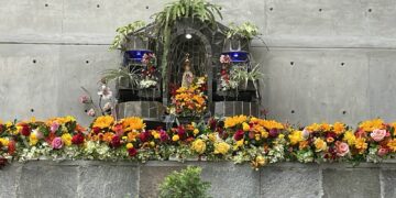 El Capítulo de Ingeniería Económica y Administrativa organizó el primer rezo del Rosario en la gruta de la Virgen