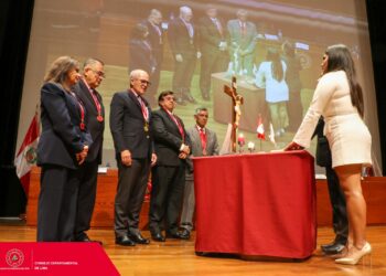 Con participación del Ing. CIP Roque Benavides, decano del CIP-CDLima, se celebró la primera ceremonia de colegiación del mes de mayo