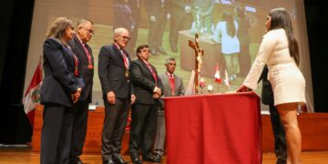 Con participación del Ing. CIP Roque Benavides, decano del CIP-CDLima, se celebró la primera ceremonia de colegiación del mes de mayo