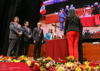 Ing. Roque Benavides, decano del CIP-CDLIMA da la bienvenida a 270 nuevos ingenieros y rinde homenaje a miembros vitalicios en la Colegiación N° 462