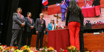 Ing. Roque Benavides, decano del CIP-CDLIMA da la bienvenida a 270 nuevos ingenieros y rinde homenaje a miembros vitalicios en la Colegiación N° 462