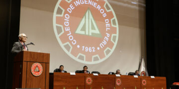 El Ing. CIP Roque Benavides Ganoza, decano del CIP-CDLima, presidió la primera ceremonia de colegiación del mes de agosto