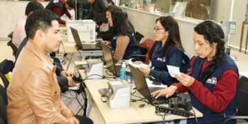 Nuestros colegiados tramitaron el DNI Electrónico en la ventanilla itinerante que RENIEC instaló en el CIP-CDLima