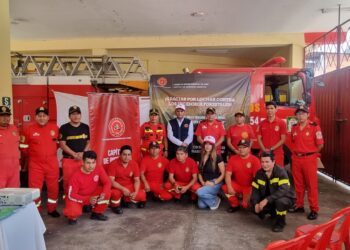 El Capítulo de Ingeniería Ambiental del CIP CDLima realizó la entrega de 12 toneladas de alimentos no perecibles, bebida, equipos de protección personal y medicinas a bomberos voluntarios que combaten los incendios forestales en la sierra y selva central del país
