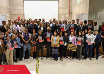 EL CAPÍTULO DE INGENIERÍA ELECTRÓNICA-CDLIMA PROMUEVE LA INNOVACIÓN EN LA  ENTREGA DEL PREMIO NACIONAL DEMOCRACIA DIGITAL 2024