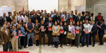 EL CAPÍTULO DE INGENIERÍA ELECTRÓNICA-CDLIMA PROMUEVE LA INNOVACIÓN EN LA  ENTREGA DEL PREMIO NACIONAL DEMOCRACIA DIGITAL 2024