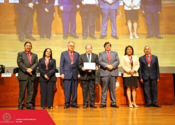 212 miembros del CIP-CDLima pasaron a la condición de colegiados vitalicios en una emotiva ceremonia
