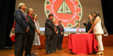 El lunes 30 de diciembre en las instalaciones del CIP-CDLima se realizaron las Ceremonias de Colegiación N° 480 y N° 481, las últimas correspondientes al mes de diciembre y del 2024, que marcó el ingreso de 454 ingenieros a nuestra Orden.